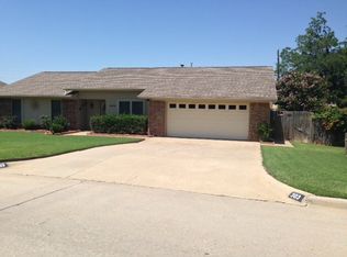 303 SE Camelot Dr, Lawton, OK 73501