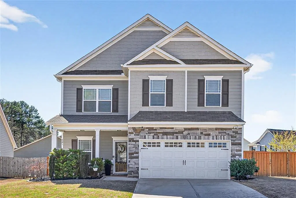 4 bed, 2.5 bath, 2560 sqft, $2,400 — Photo 1
