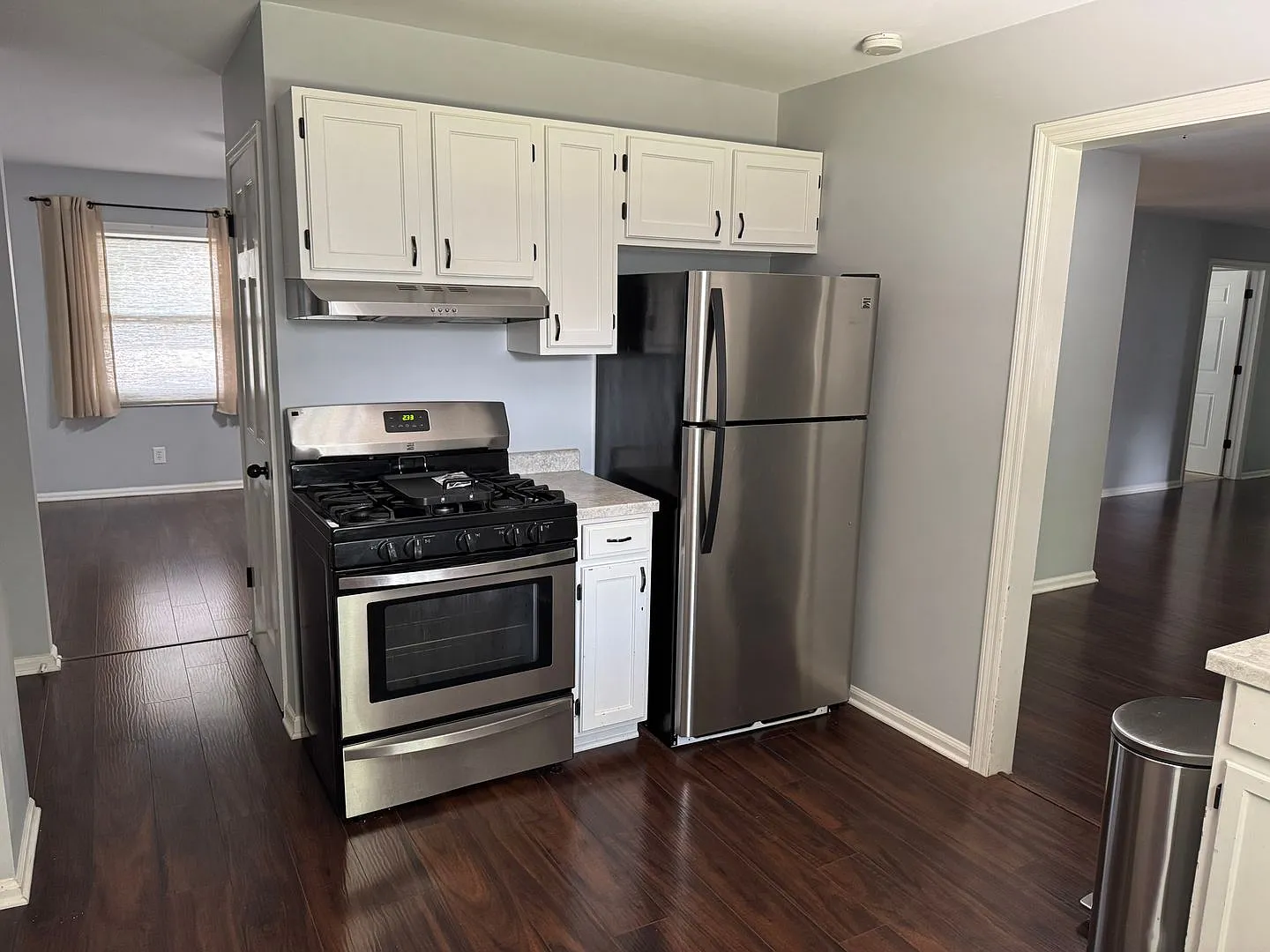 209 W Royal Drive - 4 Bedroom Single Family Home — Photo 3