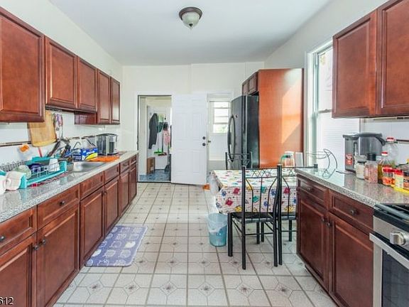 3rd image of 440 Halsted St