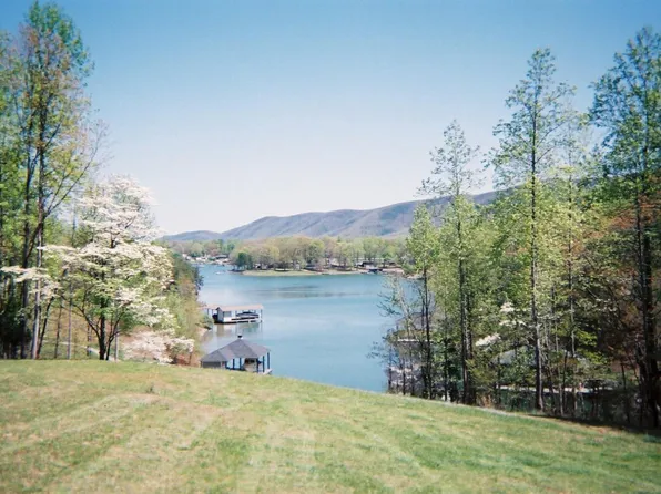 474 Southwood Dr, Penhook, VA 24137