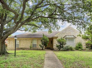 8006 Oakington Dr, Houston, TX 77071