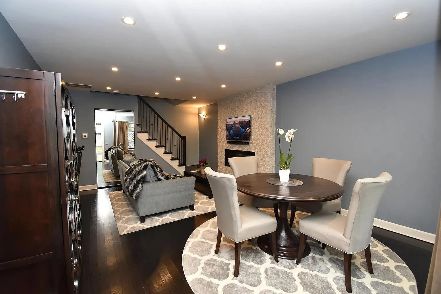 406 Trenton Ct — Photo 2