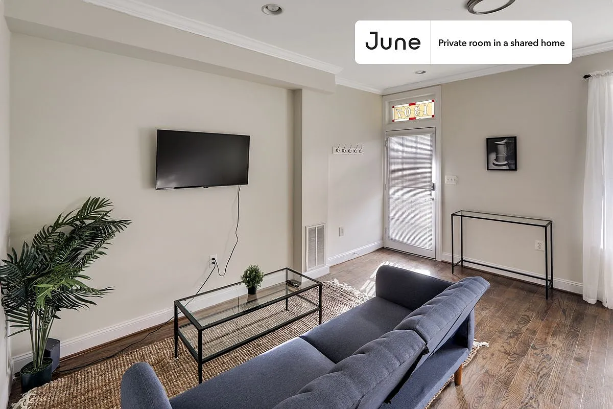 Queen bedroom in 3 bed/2.5 bath home in Columbia Heights #878 A — Photo 3
