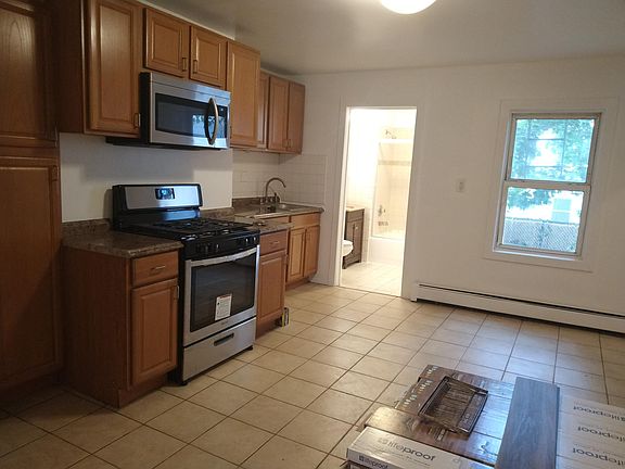 2nd image of 6 Ivy Pl APT 1