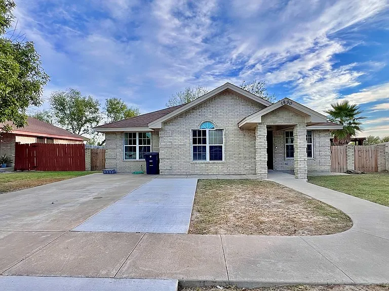 1890 Timberwood Dr — Photo 3