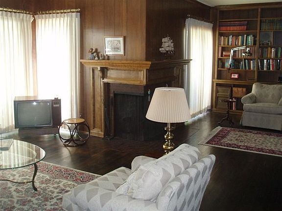 Large Family Room w/built-in Bookshelves/Desk/Fireplace
