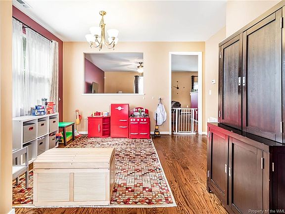 3rd image of 204 Linfoot Ct