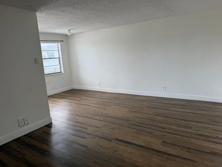 5741 SW 36th Ct — Photo 8