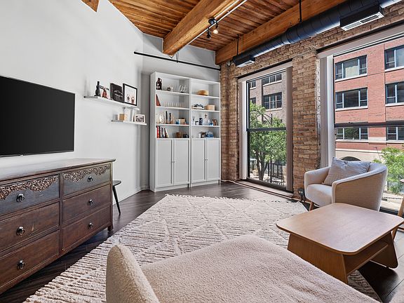3rd image of 225 W Huron St APT 209