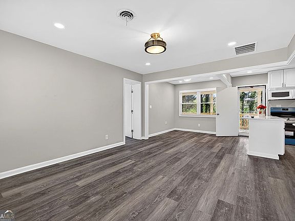 4th image of 3045 Lindon Ln