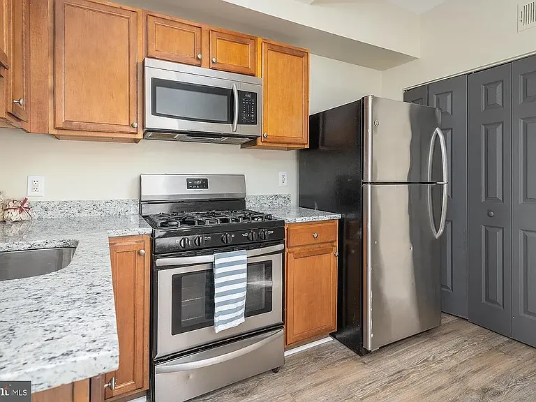 2444 Druid Hill Ave — Photo 36