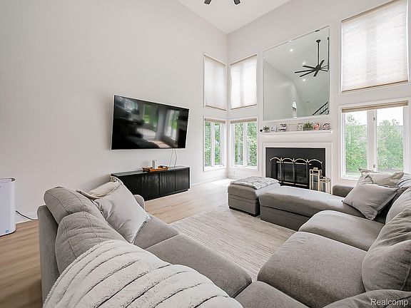 3rd image of 57633 Yorkshire Dr