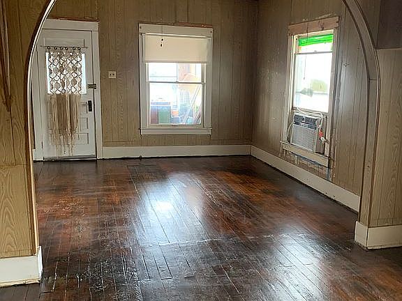 4th image of 827 S E St