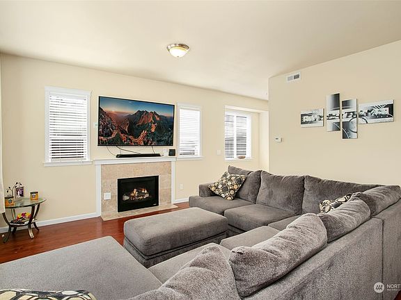 4th image of 810 S 92nd Street