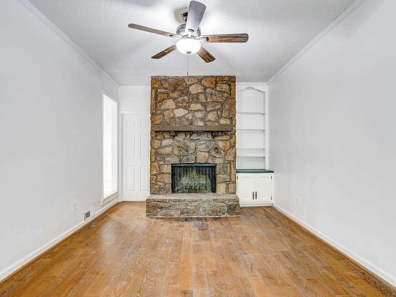 3rd image of 572 Oak Dr E