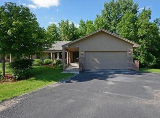 9411 Clubhouse Rd, Eden Prairie, MN 55347