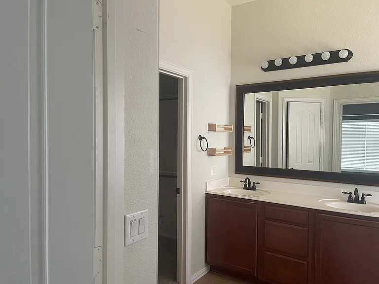 616 Brooks St — Photo 8