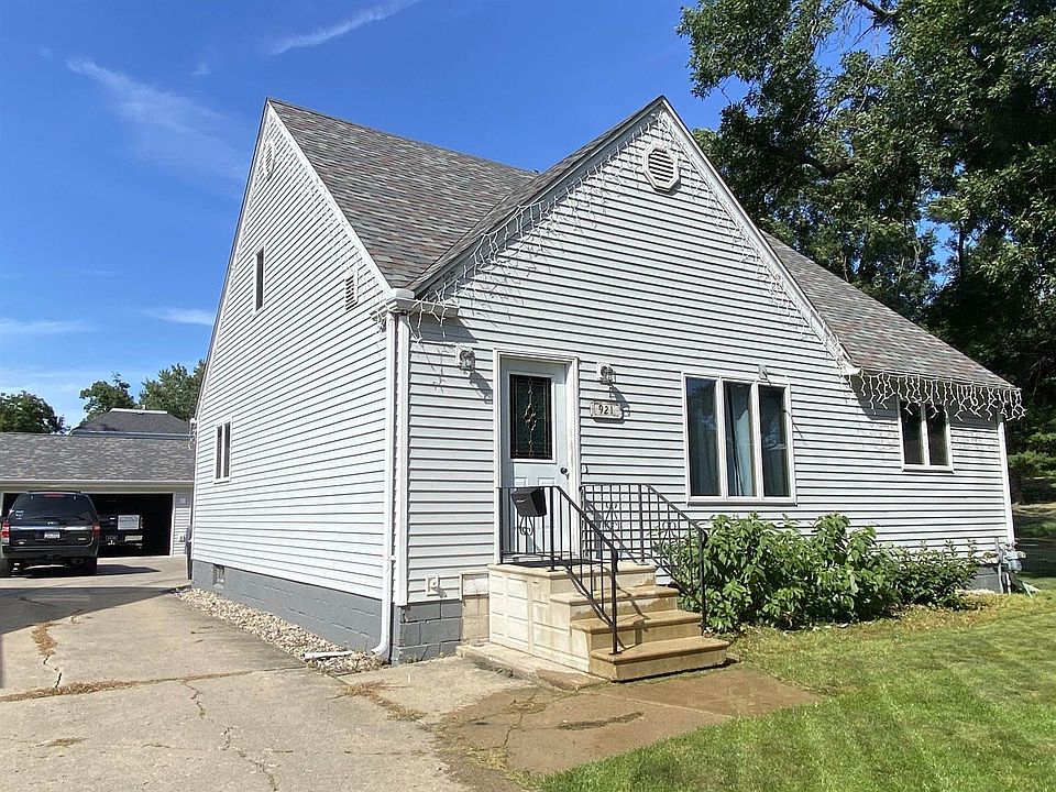 1st image of 921 3rd Ave N