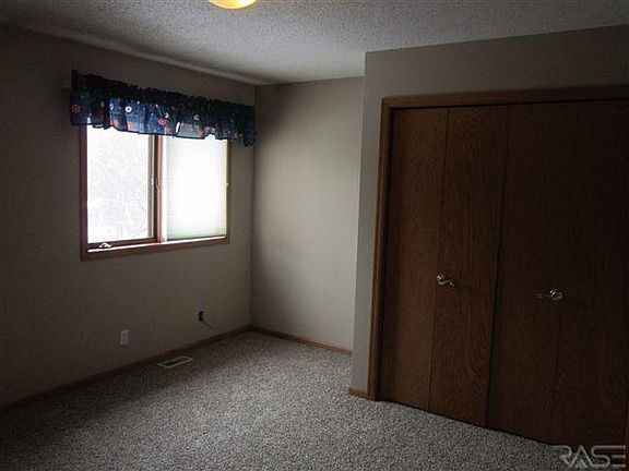 3rd image of 801 W Chicory Ln
