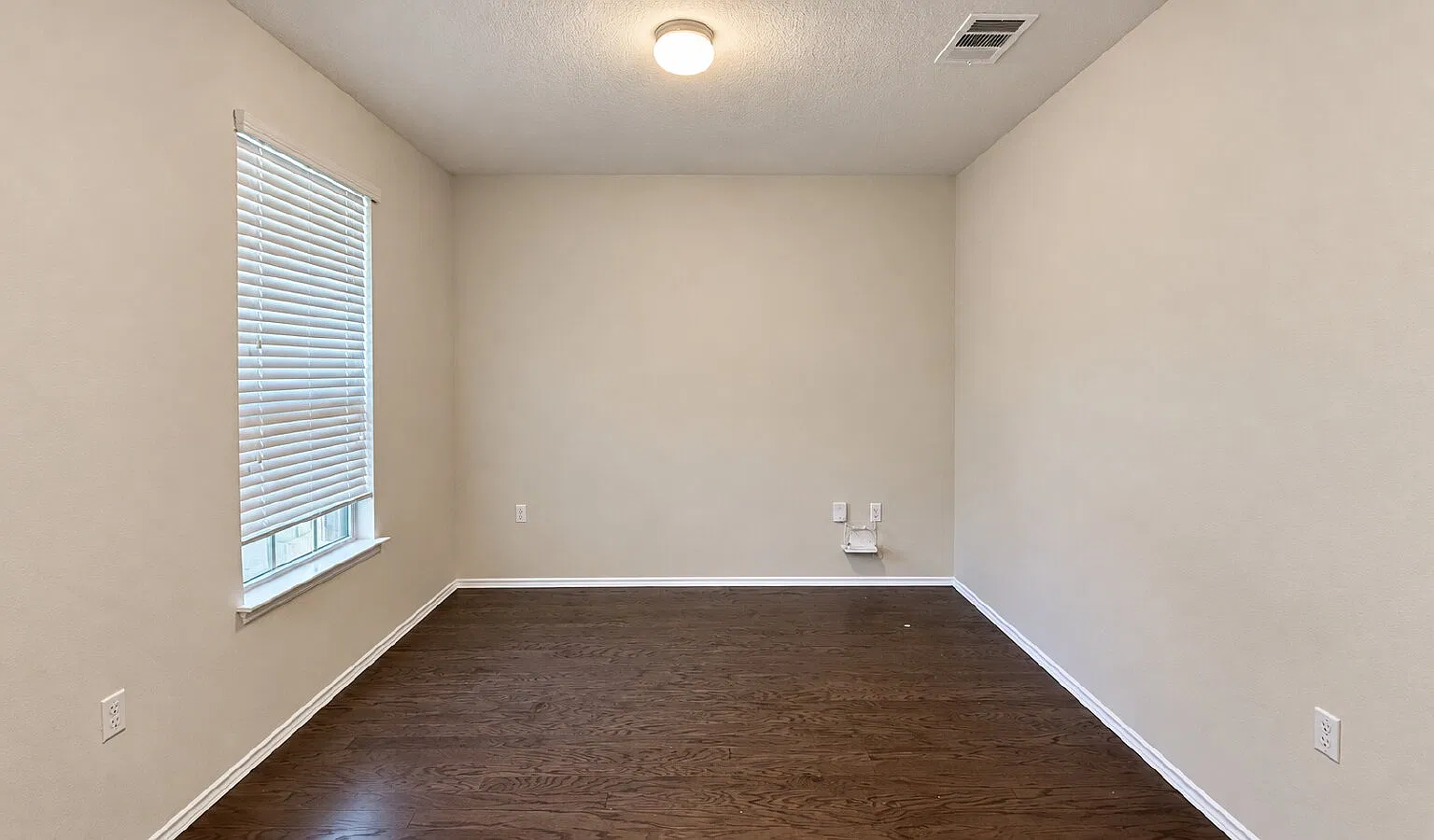 4 bed, 2.5 bath, 2612 sqft, $2,400 — Photo 4