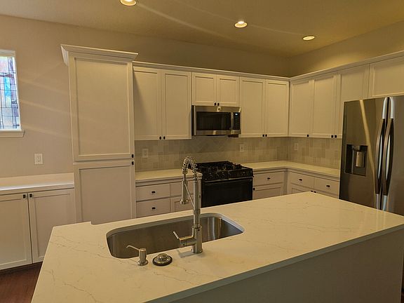 5th image of 534 NE 62nd Ave