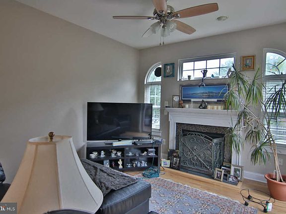 4th image of 1018 Wells Ave