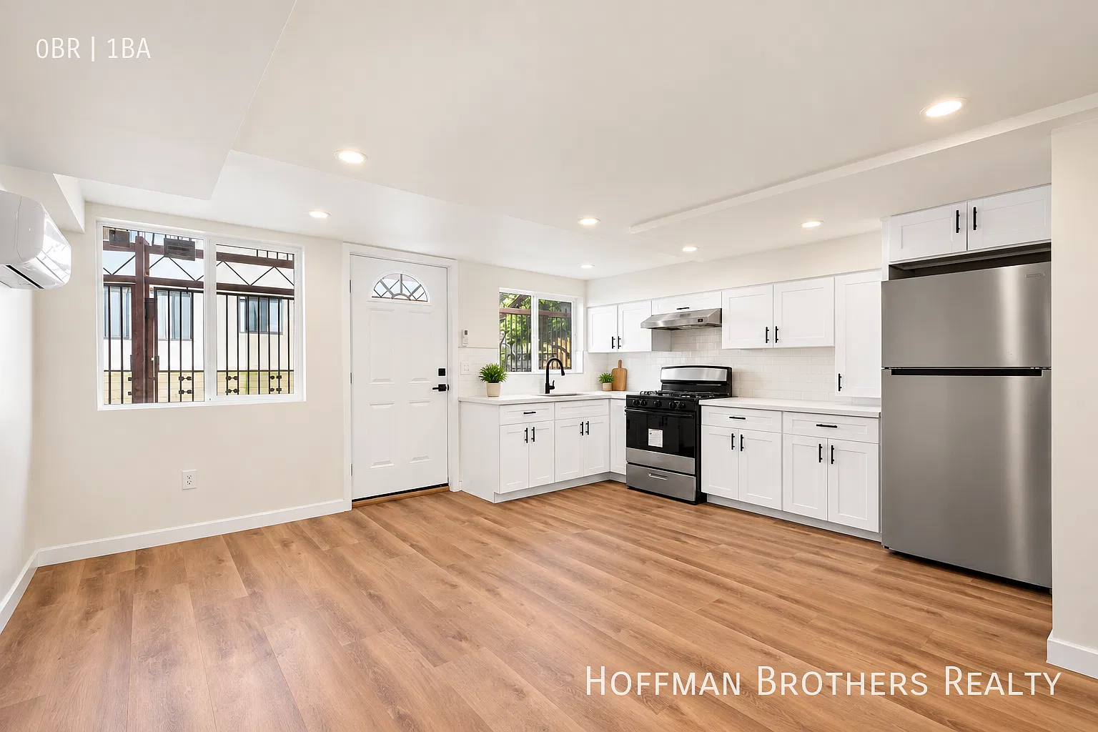 **1 Month Free**Updated Studio With Recently Updated Kitchen, Hardwood Floors, Pool Access & On-S... — Photo 1