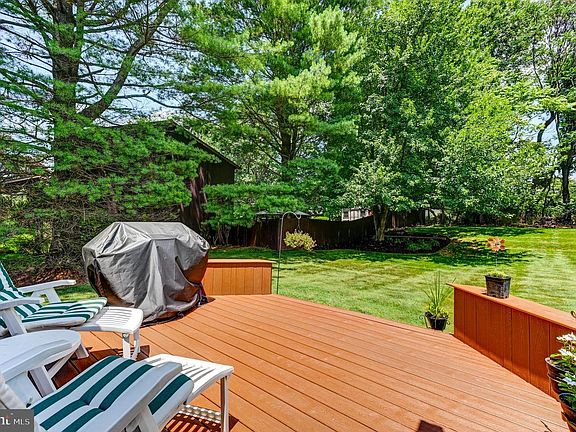 5th image of 2 Spruce Ct