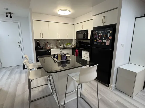 310 Burnhamthorpe Rd W, Mississauga, ON