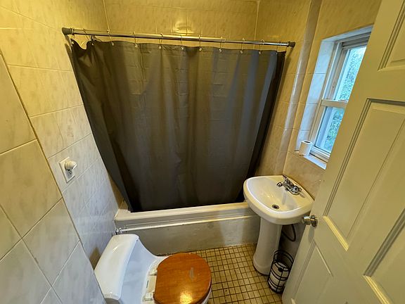 3rd image of 29 Westervelt Pl APT 3