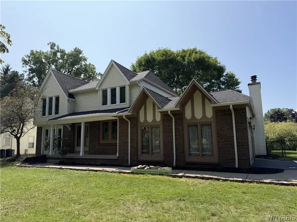 2 Greencastle Ln, Williamsville, NY 14221