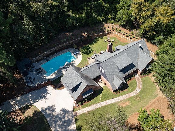 3rd image of 704 Paden Dr