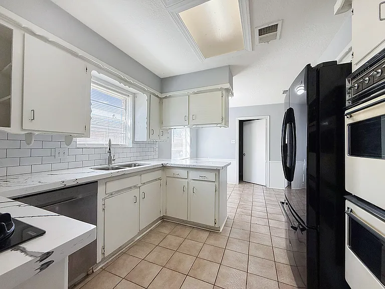 9206 Sharpview Dr — Photo 8