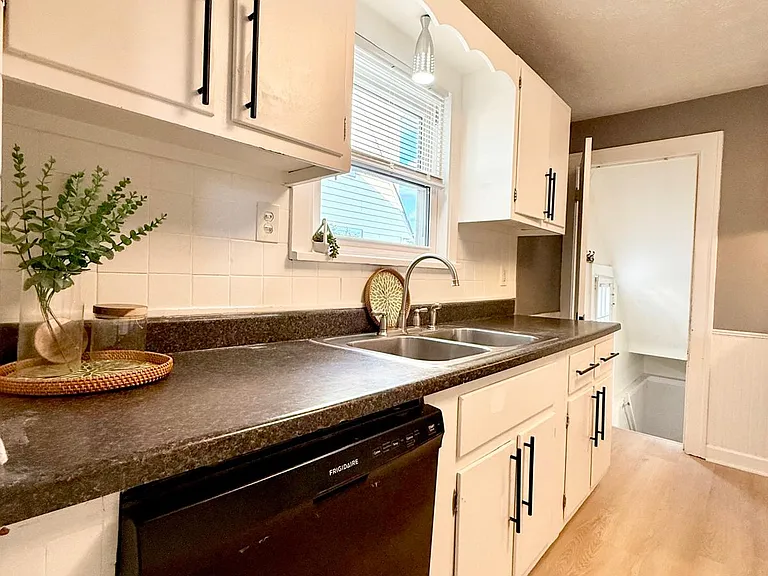 8018 Theota Ave — Photo 13