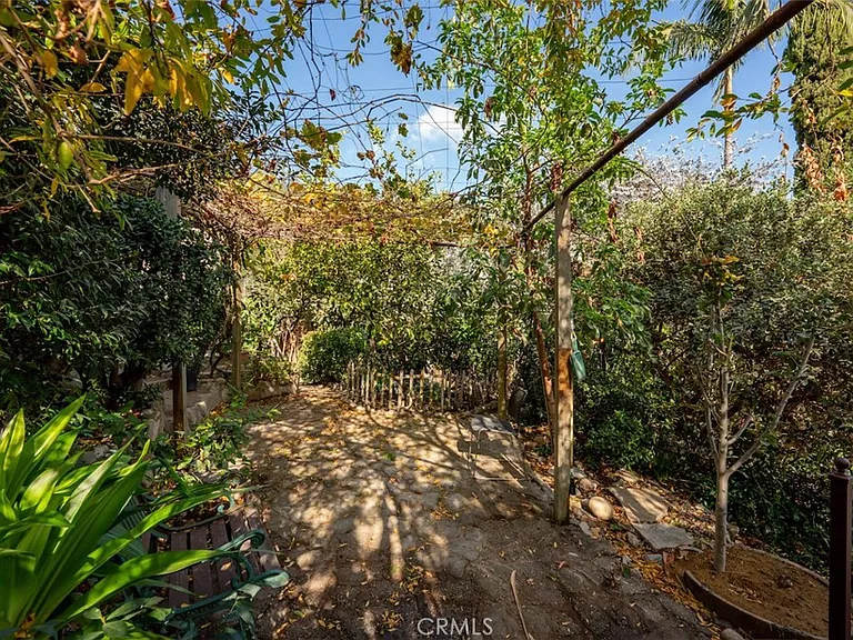 2549 N Beachwood Dr — Photo 31