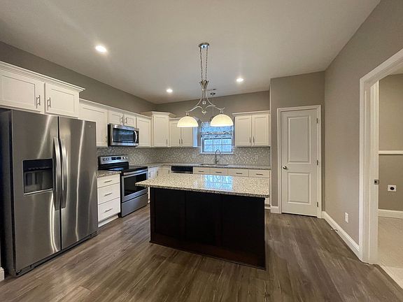 5th image of 320 Deerfield Dr