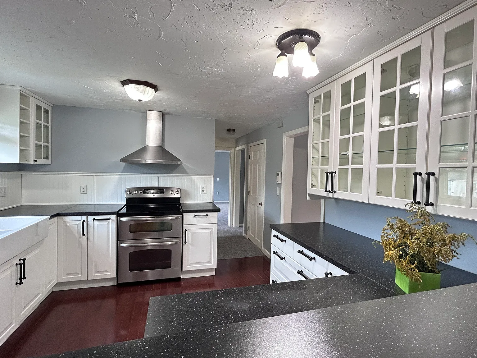 3 bed, 1.5 bath, 1634 sqft, $3,600 — Photo 2