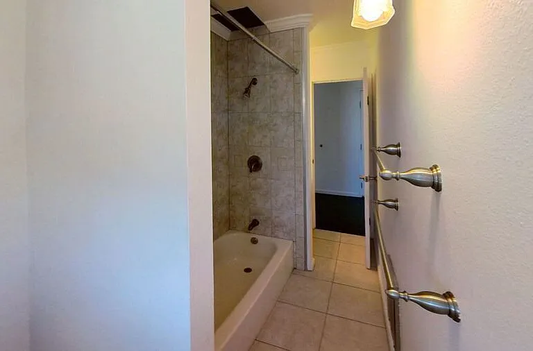373 Staten Ave — Photo 8