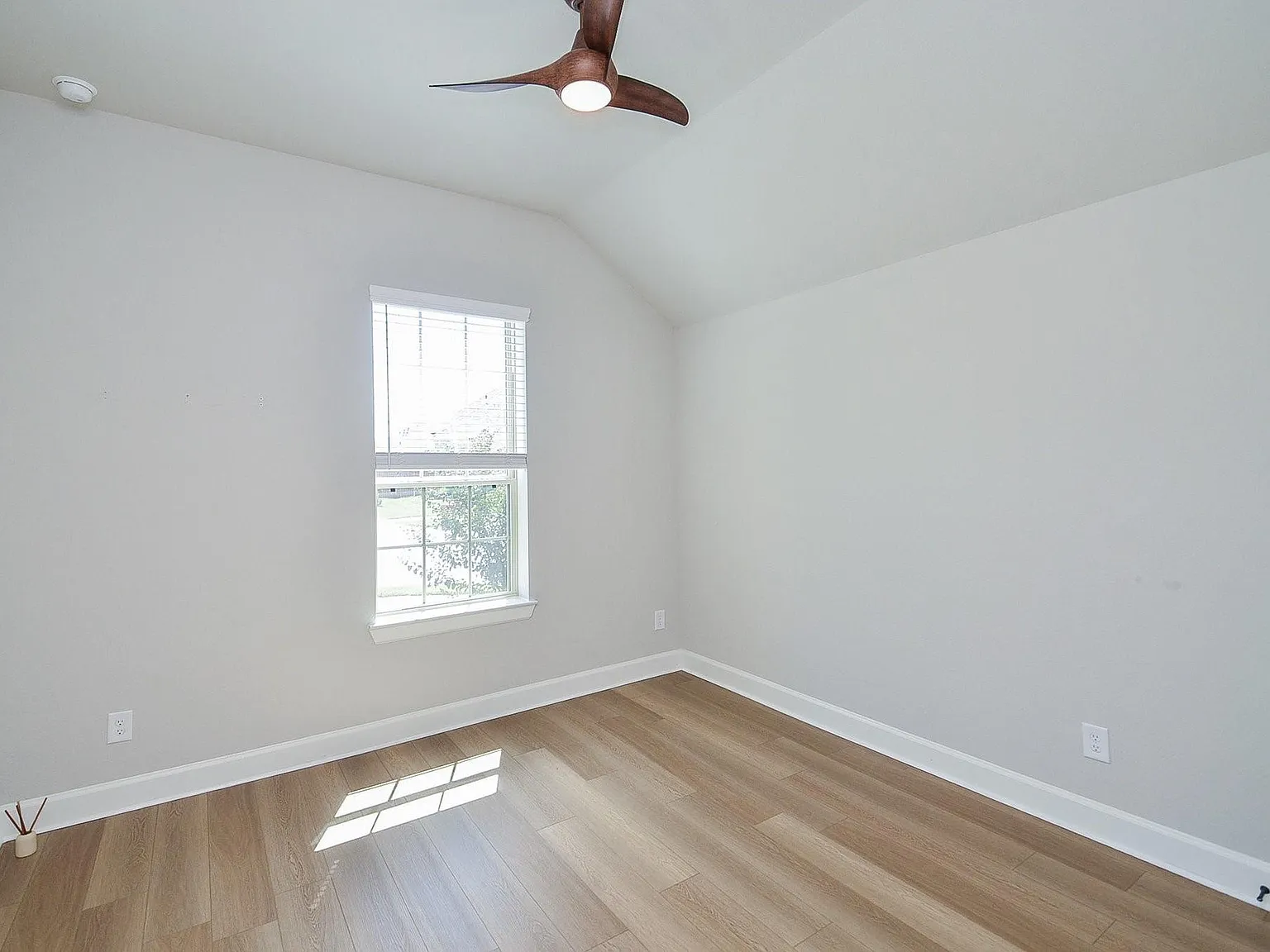 4 bed, 3.0 bath, 2426 sqft, $3,200 — Photo 4