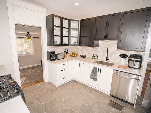5th image of 3002 N York St