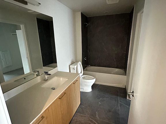 5th image of 401 NW 30th St #600
