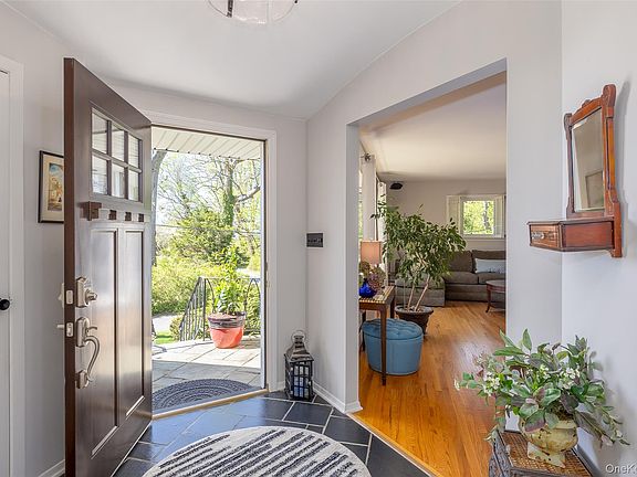 4th image of 4 Knoll Top Road