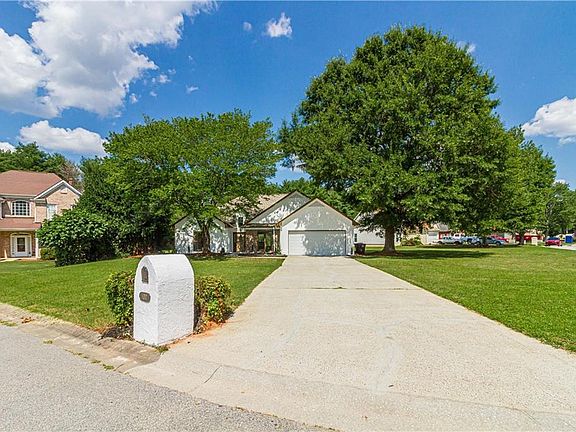3rd image of 100 Winslow Ct