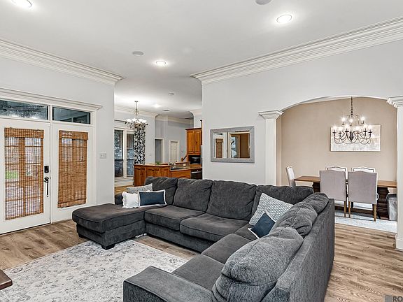 5th image of 7914 Menlo Dr