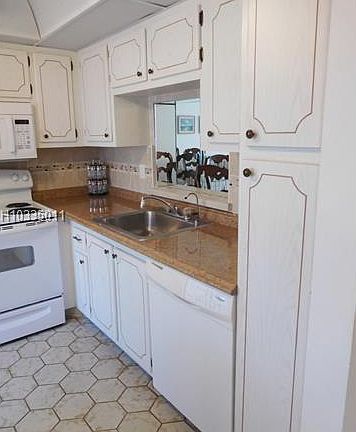 3rd image of 501 NE 14th Ave APT 204