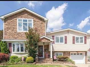 18 Boulevard Dr, Hicksville, NY 11801