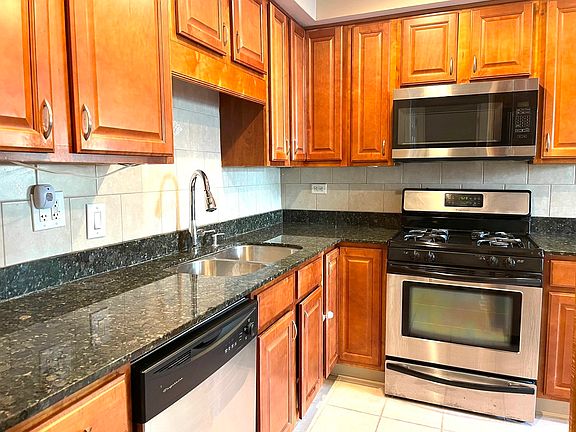 5th image of 32 Elgin Ave APT A4