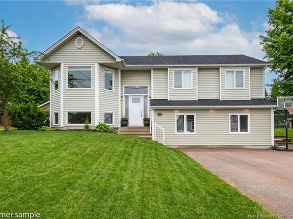 78 Mathilde St, Dieppe, NB E1A 7V2