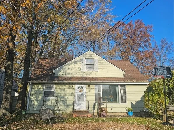 33617 Kenilworth Rd, Eastlake, OH 44095